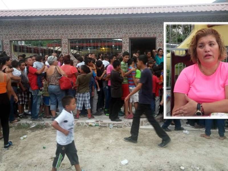 Reina Funez sabe que nació para ayudar y compartir con los que menos tienen. Afuera de su casa cientos de niños esperan unos dulces tras un cena.