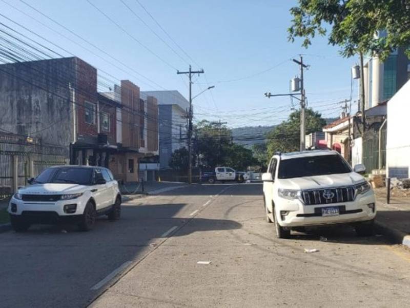 Escena. Dos carros y casquillos de 9 milímetros quedaron en la calle.