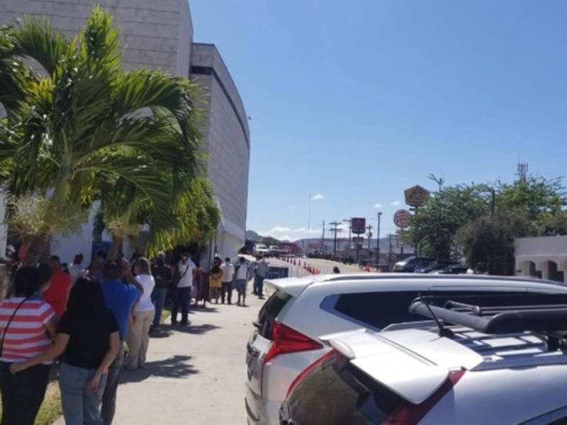 Esta pesadía la viven a diario los familiares, quienes demandan apoyo con sillas y carpas.