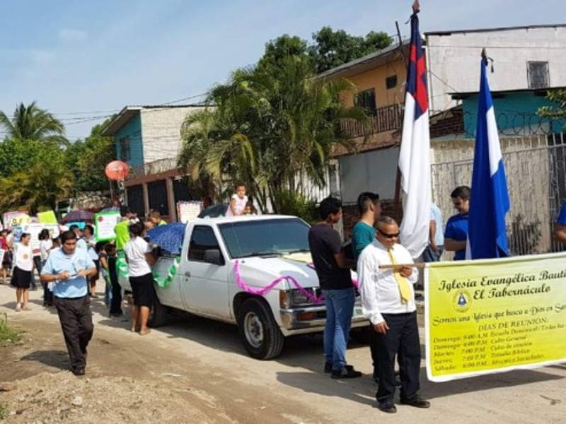 Los evangélicos desfilaron desde tempranas horas por las calles de la colonia Felipe Zelaya.