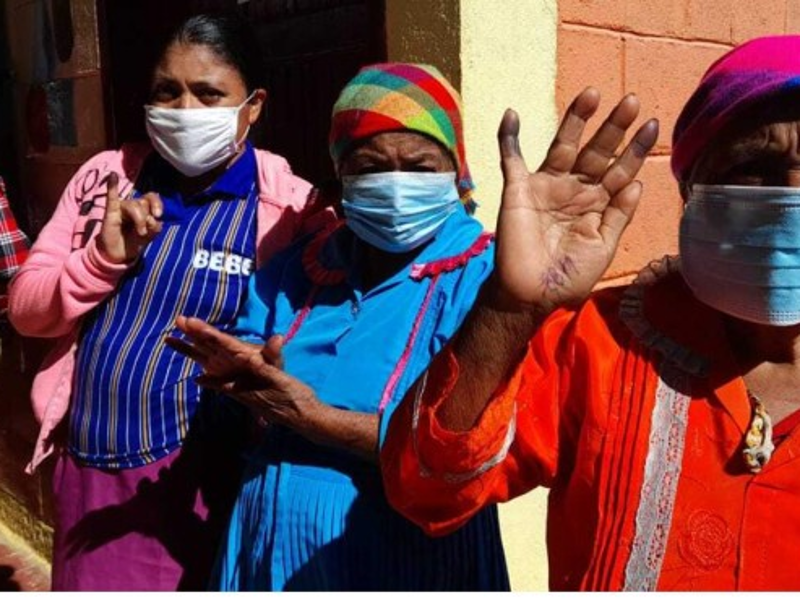 Enalteciendo a Hondudras, las mujeres lencas se levantaron de madrugada como es costumbre. Ellas llevaban una visión clara, elegir a sus nuevas autoridades que las gobernarán los próximos cuatro años. Fotos Amílcar Izaguirre