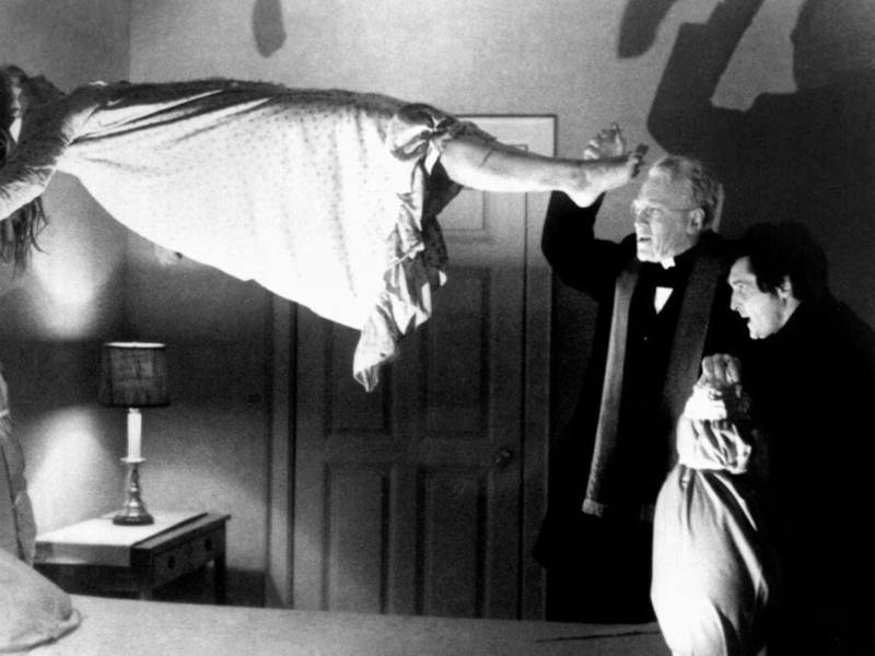 Imagen con filtro blanco y negro de la película “El Exorcista” de 1973.