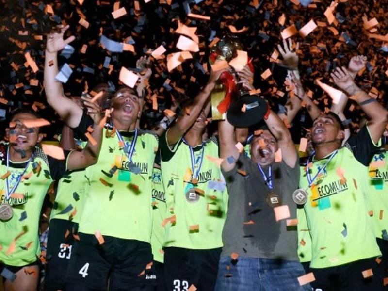 Los jugadores del Olancho FC celebrando el título del Torneo Clausura 2019 de la Liga de Ascenso. Foto Neptalí Romero