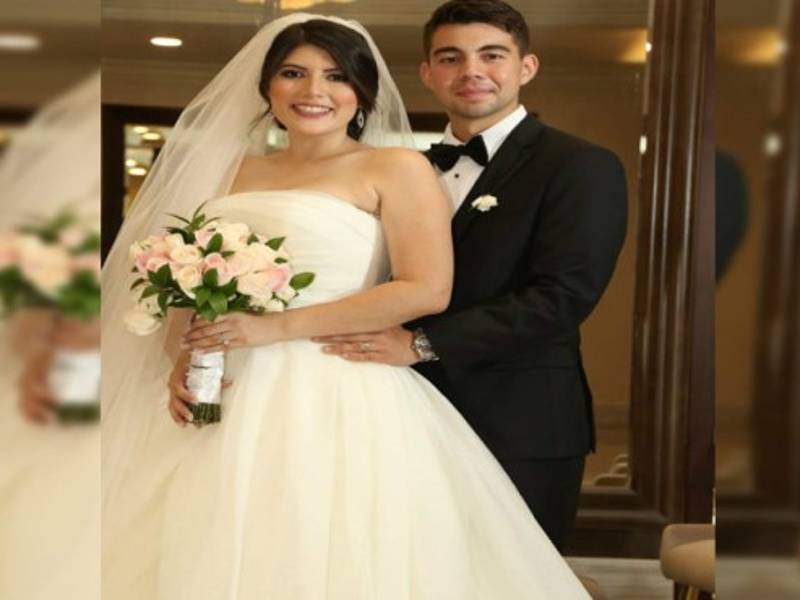 Vestida con un delicado vestido firmado por la diseñadora Vera Wang y del brazo de su abuelo Donaldo Peña llegó al altar Eylin Urbina para contraer matrimonio con su novio André Canahuati.El pastor Pablo Mejía de la iglesia Reformada le dio la bendición a la joven pareja junto a sus padres Eddie y Karina Canahuati y Doris Peña, madre de la novia.A la velada llegaron familiares y amistades que se hicieron presentes desde muy temprano para felicitar y desear lo mejor a los ahora esposos Canahuati-Urbina. Después de ser declarados esposos, la pareja realizó su entrada a la recepción, donde les esperaban los invitados para brindar y bailar por el amor.El brindis y agradecimientos estuvieron a cargo de ambas familias, quienes compartieron con cariño divertidas anécdotas de Eylin y André.El banquete se ofreció con una puesta en mesa de exquisitos y variados quesos con jamones, frutos secos y aperitivos fríos para abrir paladar junto al bar de bebidas.Anfitriones. Eylin y André Canahuati en su boda religiosa