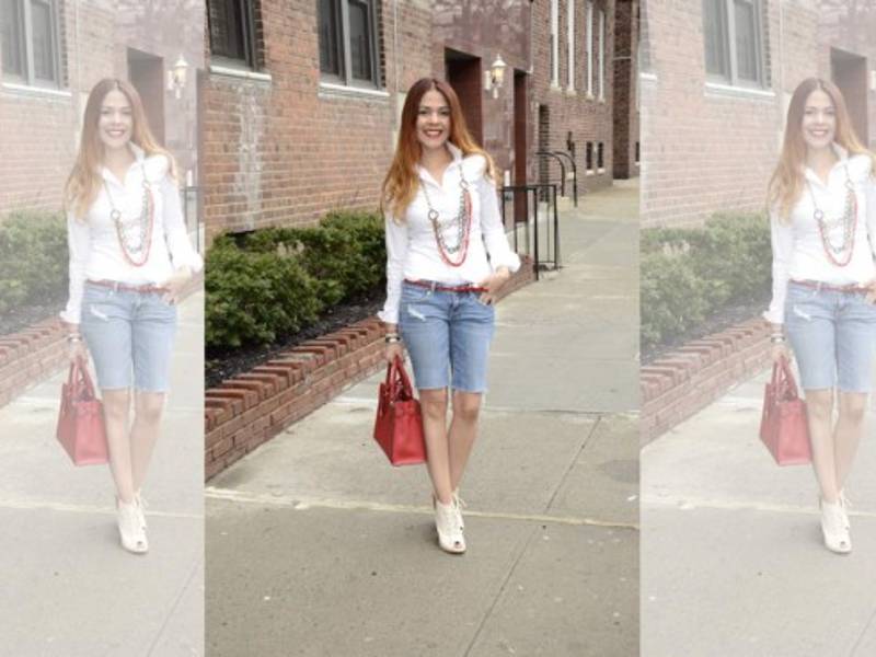 La blusa blanca con manga larga y botones al frente es una pieza comodín de nuestro armario.