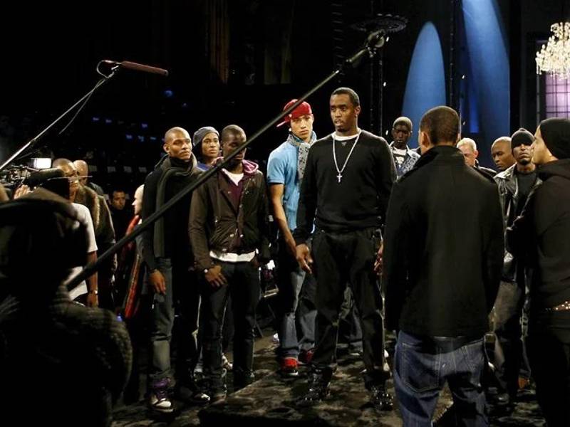 Fotografía de archivo del actor estadounidense Sean ‘P. Diddy’ Combs (c) dirigiendo a sus modelos durante un ensayo antes del desfile de la firma Sean John en la Semana de la moda de Nueva York Mercedes Benz Otoño 2008, que se realiza en Nueva York (EEUU).