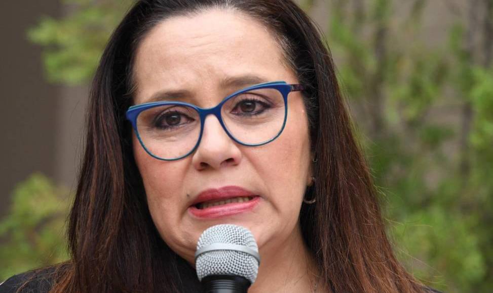 “El gobierno se refiere al testimonio de la experta de la DEA, Jennifer Taul, durante el juicio de @JuanOrlandoH, donde desconoce informes oficiales escritos con información de la DEA, el Servicio de Aduanas y los Guardacostas. Informes que por ley el Presidente de Estados Unidos debe transmitir al Presidente de la Cámara de Representantes y al Comité de Relaciones Exteriores del Senado. Dichos informes se denominan como Informe de Estrategia Internacional de Control de Narcóticos (INCSR)”, escribió la ex primera dama en sus redes.