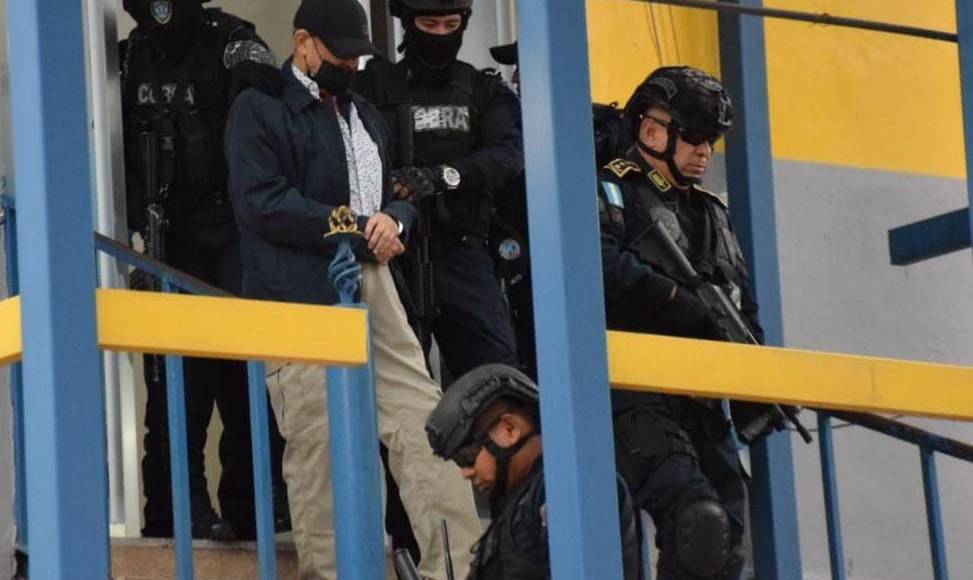 La misma Corte también lo acusa de obtener, entre 2015 y 2020, contratos millonarios relacionados a compras de uniformes y otros bienes de la Policía Nacional de Honduras mediante sobornos cuando ejerció como director de la Tasa de Seguridad.