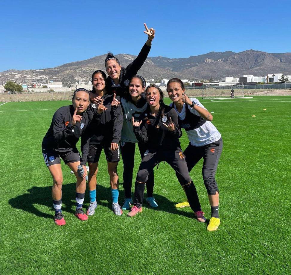 “Fue algo muy bonito y algo que siempre soñé. Originalmente siempre fui lateral o volante izquierdo, ya que soy zurda, pero todos los partidos que jugué como central. Se me acercó la gente de Colombia y me ofrecieron jugar allá”, comentó la catracha.