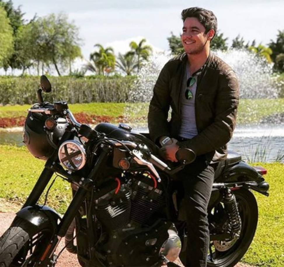 Eduardo junior asegura estar muy orgulloso de los logros de su papá y del cariño que le tiene su público. <br/><br/>Una de las pasiones de este joven es el motociclismo otra de las cualidades que han despertado los halagos y los likes de los miles de seguidores de su familia en Instagram.