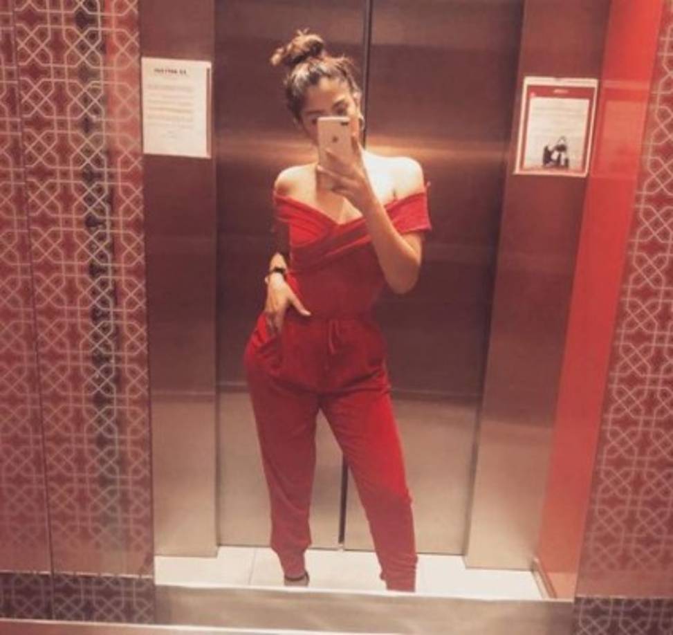 En su página oficial de Facebook suele complacer a sus fans con fotos sensuales.