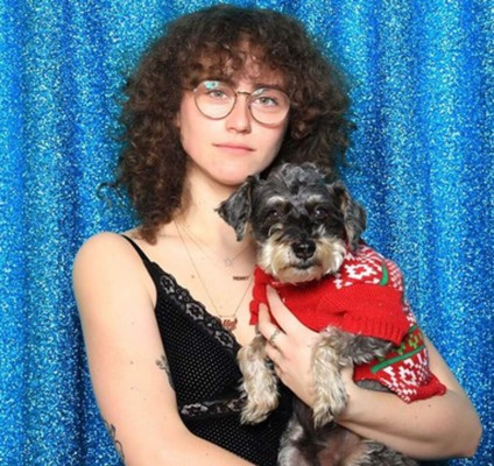 Ella vive en Nueva York donde aún cursa su carrera de diseño en el centro Parsons. La 'segunda hija' ya inició el proceso para lanzar su propia marca de ropa, con productos tejidos a mano y de colores vivos.