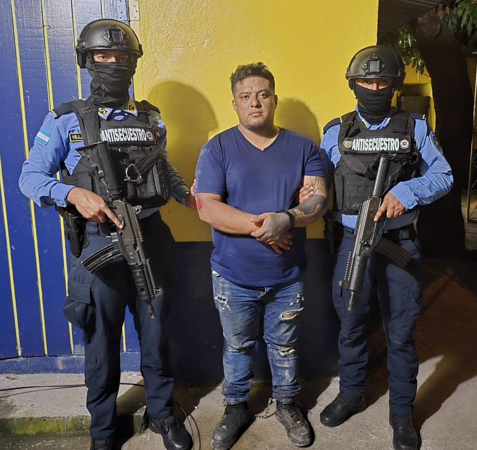 En el decomiso al joven se le quitó una arma de fuego, tipo revolver, calibre 38”, color gris, cinco cartuchos de metal, sin percutir, un teléfono celular.