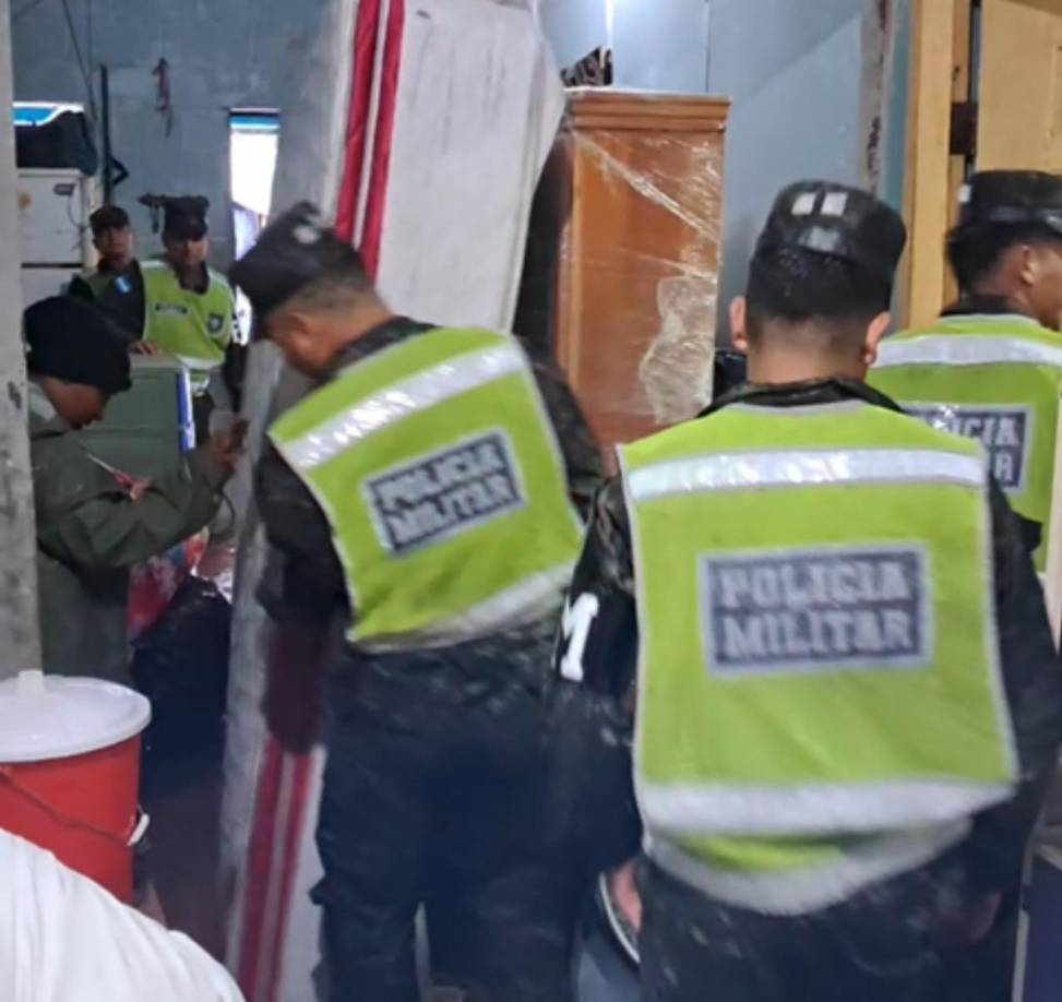 Policía Militar carga electrodomésticos de familias damnificadas en Honduras.