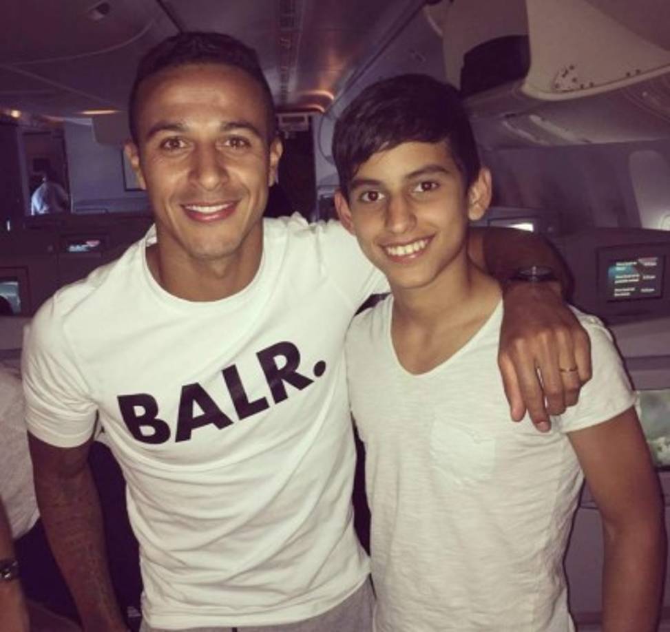 El más reciente de los casos, el juvenil hondureño Caleb Rubio, hermano de Jonathan, que juega en Portugal, se encontró con el volante Thiago Alcántara, ex del FC Barcelona y hoy en el Bayern Múnich. Caleb juega en España en las inferiores de la Fundación Marcet.