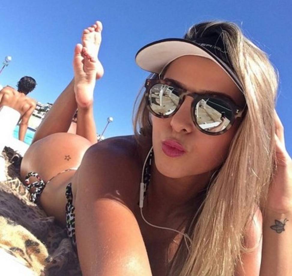 Ella además disfrutar del mar.