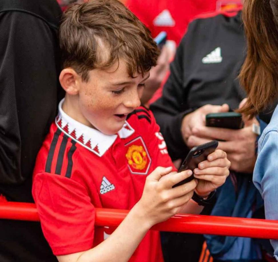 Y así fue la reacción del niño al ver la fotografía que se tomó con su ídolo.