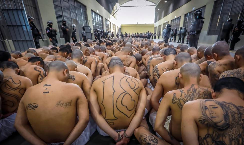 Las imágenes de cientos de supuestos pandilleros con sus torsos desnudos, vistiendo únicamente un pantaloncillo blanco y descalzos, custodiados por policías y alineados en un gran patio de una nueva prisión en El Salvador han causado impacto en el mundo.