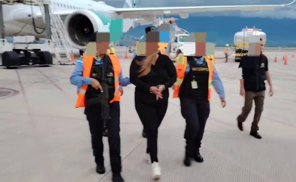 Ella es la estilista hondureña extraditada desde España, acusada de delito contra menor