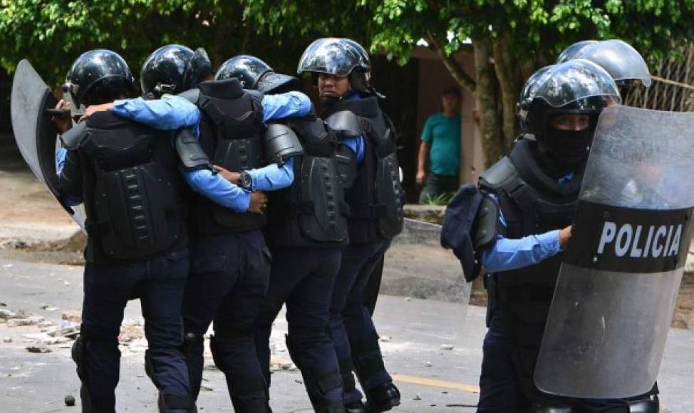 8.<b> Caso del barrista Wilson Ariel Pérez</b>: La muerte de Pérez a manos de agentes de la Dipampco puso de relieve las prácticas abusivas, como la implantación de pruebas. La pistola que supuestamente utilizó Pérez fue plantada, y la investigación señaló la implicación de ex policías en su muerte.