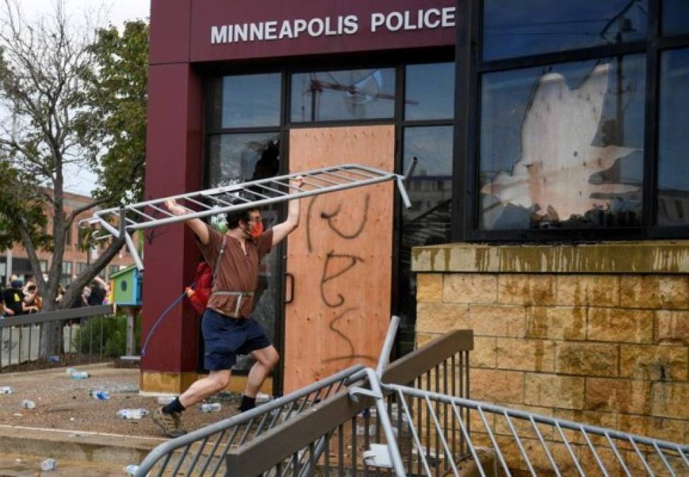 Los manifestantes vandalizaron una de las estaciones de policía de Minneapolis.
