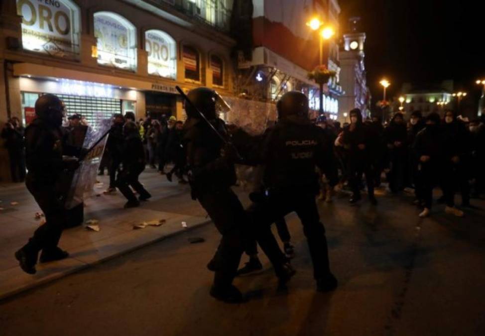 Cada noche, las calles de la segunda ciudad española se convirtieron en escenario de fuertes enfrentamientos entre manifestantes y agentes de la policía, con barricadas, contenedores en llamas y múltiples destrozos.
