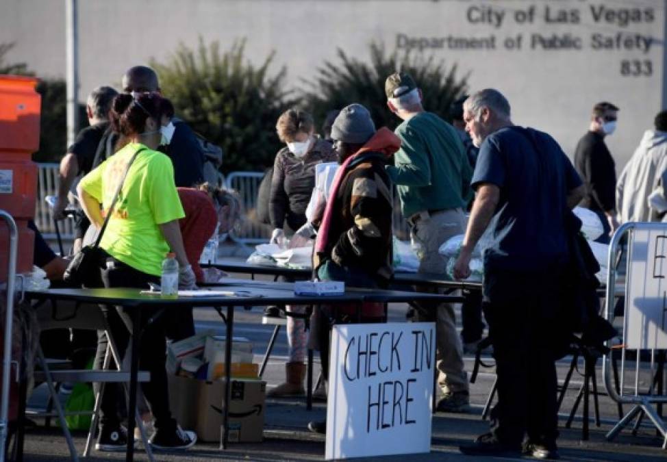 El cierre del Catholic Charities of Southern Nevada dejó a 500 personas sin un lugar donde dormir, forzando a las autoridades de la ciudad a habilitar la parte superior del aparcamiento de un centro de convenciones.