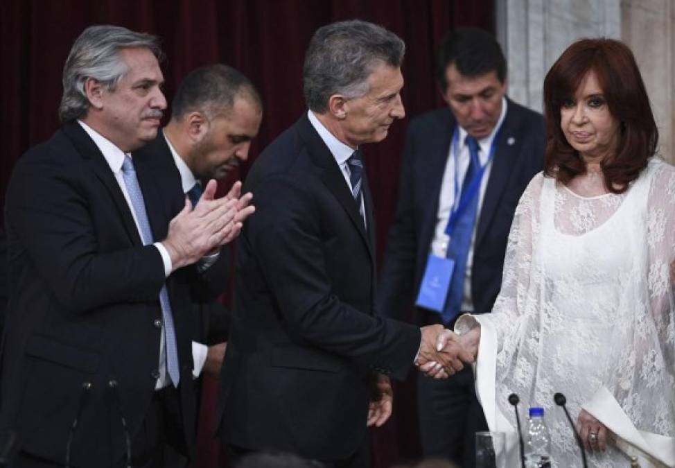 El ex presidente de Argentina, Mauricio Macri, y la vicepresidenta Cristina Kirchner protagonizaron un momento viral durante la toma de posesión de Alberto Fernández en Buenos Aires.