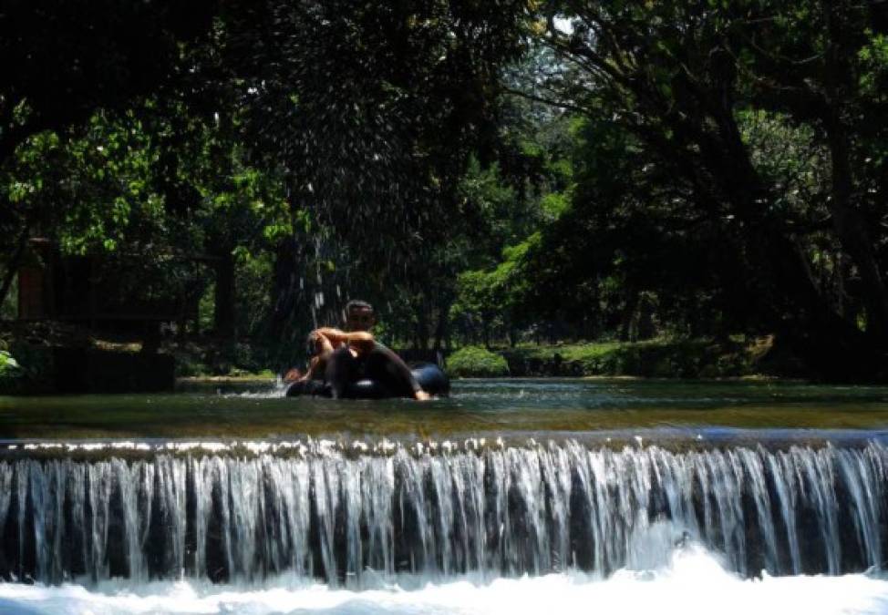 1. Las cataratas de Pulhapanzak son uno de los destinos favoritos para miles de turistas hondureños y extranjeros durante esta semana morazánica.