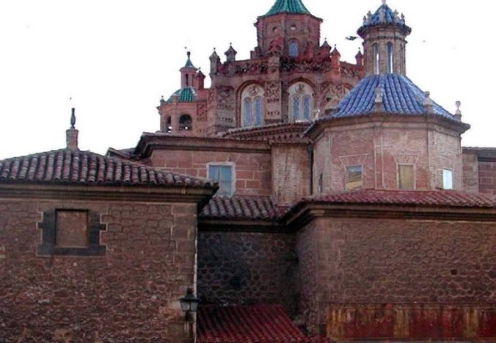 17 octubre 1994. Un incendio destruye la capilla de la Virgen de los Desamparados de la Catedral de Teruel, edificio al que se encuentra adosada una de las torres mudéjares declaradas Patrimonio de la Humanidad que data del siglo XIII. El canónigo de la catedral apuntó a una lamparilla de cera que había encendida como causa del incendio.