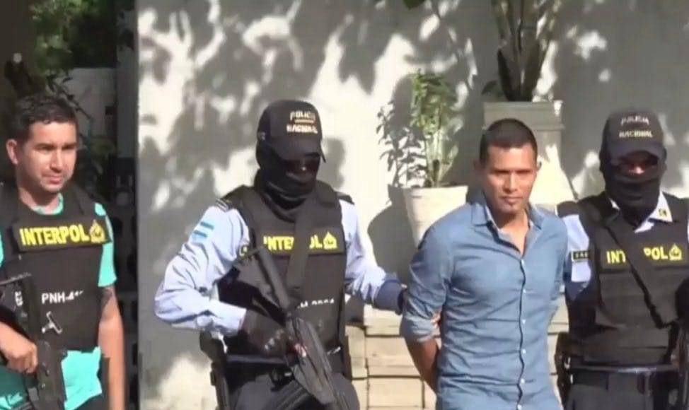 Fue mediante el rastreo de la dirección IP del punto de red del dispositivo, que utilizaba para cargar los videos en internet, que las autoridades pudieron dar con el paradero de Bernabé Chavarría. 