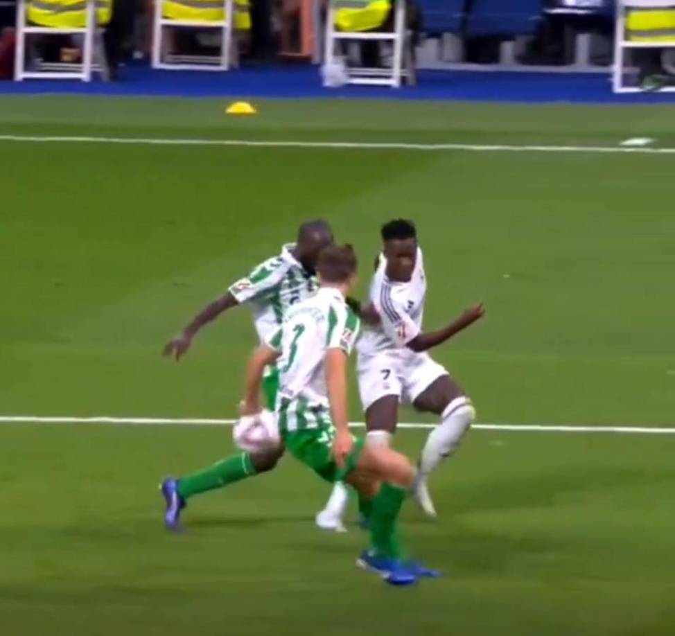 Sin embargo, el segundo gol llegó de penal que provocó Vinicius por una mano.