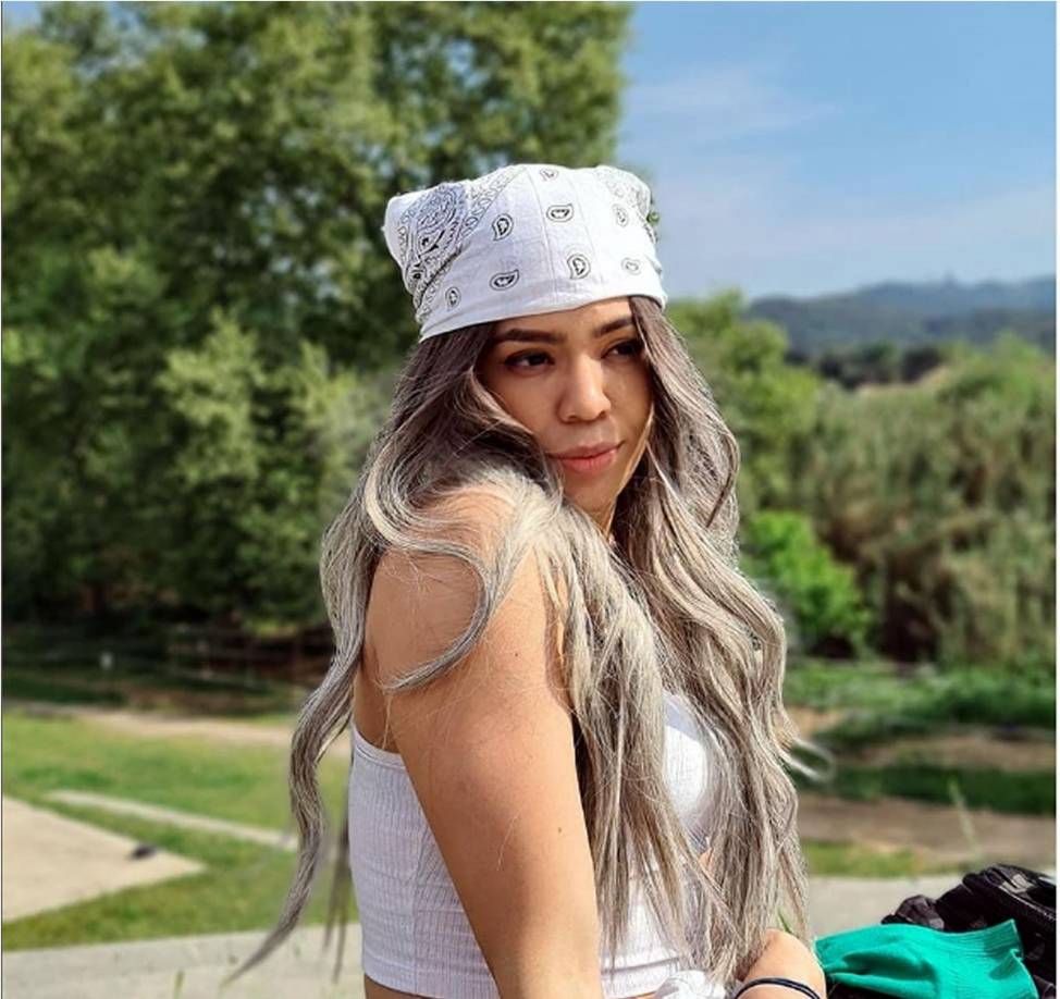 La joven catracha realiza extensas jornadas laborales de 12 horas para poder costearse los gastos de este deporte que, según relató Berta a Diario La Prensa, son sumamente costosos. “En un mes pago 1,200 euros (Lps. 32,326. 34) entre gimnasio, entrenador, suplementos y trajes para las competencias”, dice.