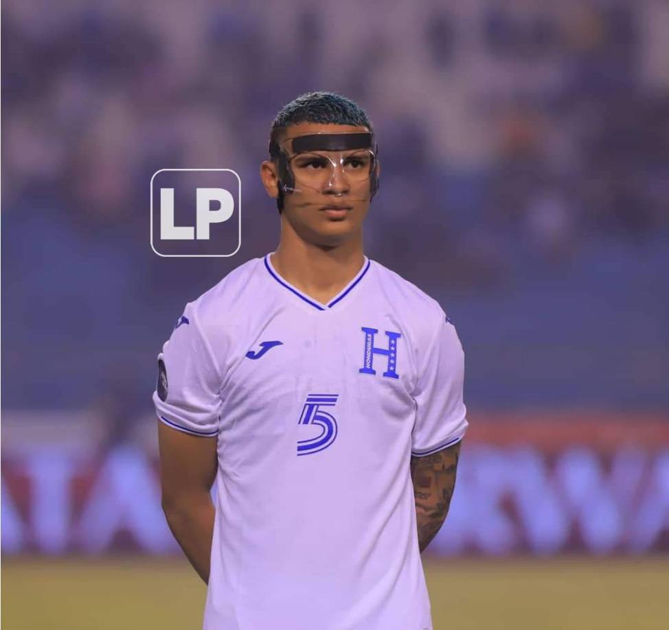 El mediocampista hondureño Kervin Arriaga jugó con una máscara protectora facial tras un golpe que sufrió en un partido con su equipo en la MLS.