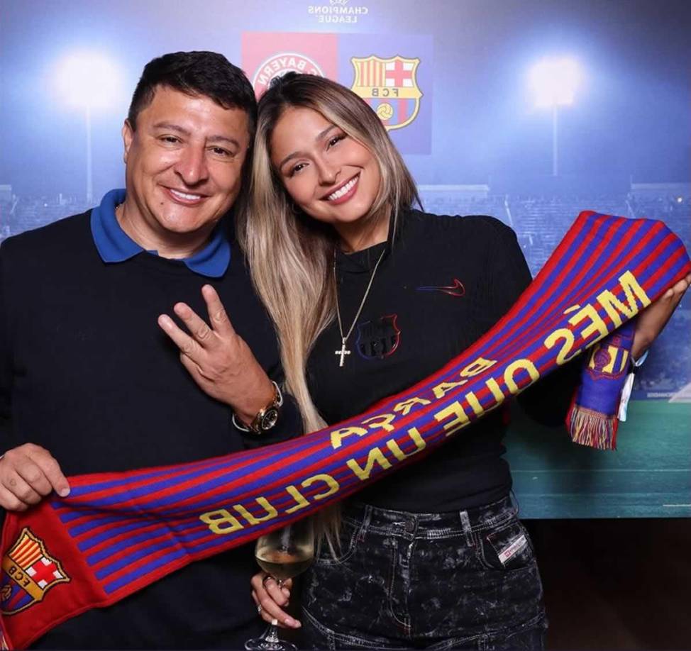 La hermosa esposa de Raphinha, Natalia Rodrigues Belloli y padre de ella, Alexandre Madeira, disfrutaron en el Estadio Olímpico Lluís Companys de Montjuïc de la gran actuación del jugador brasileño.
