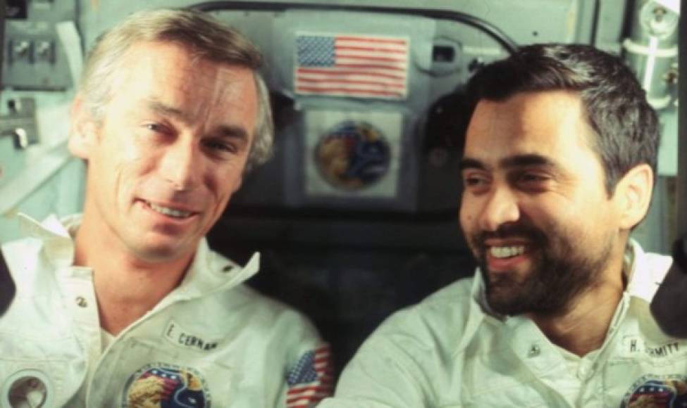 Eugene Cernan, rubio, junto a otro astronauta no identificado, fue el último hombre en pisar la luna.