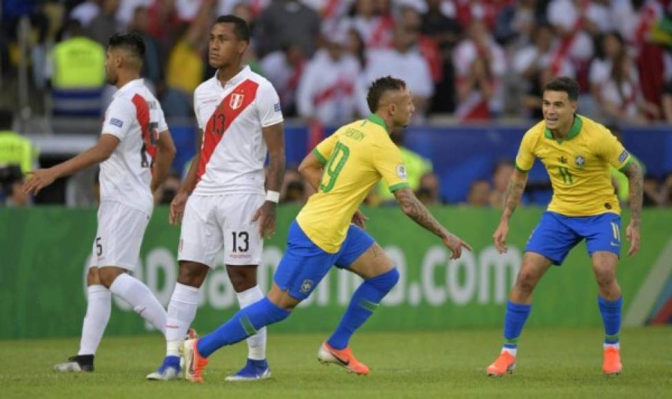 Everton Sousa Soares, jugador del Gremio, celebró la apertura del marcador en la final de Copa América.