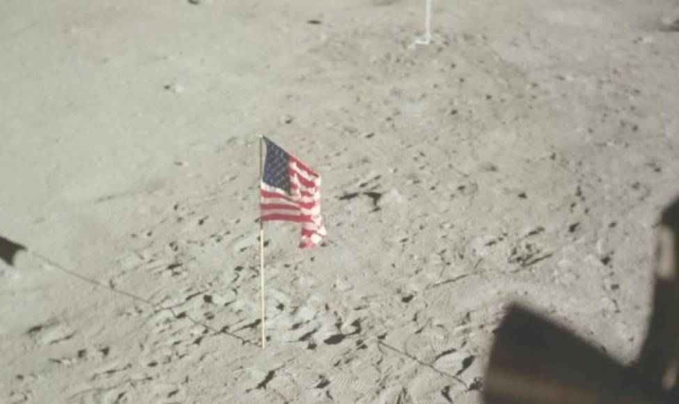 Así ondeó la bandera de los Estados Unidos al ser plantada por primera vez en la Luna.