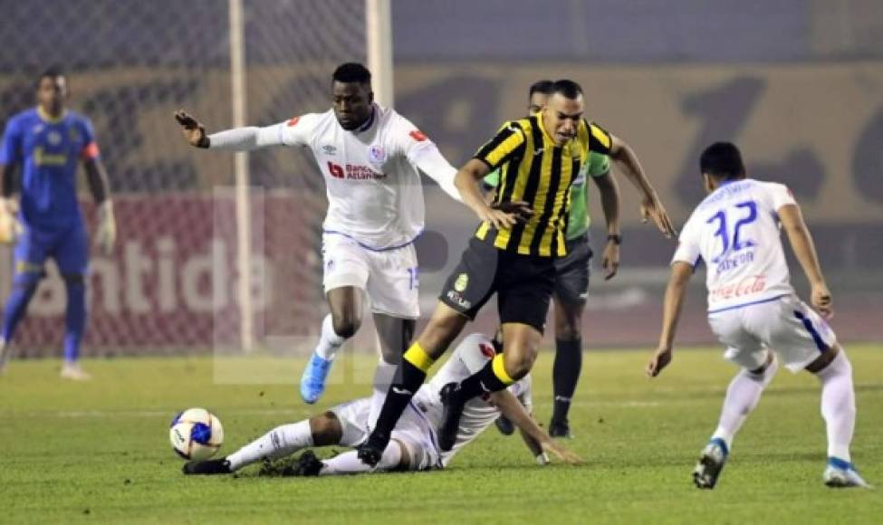 Yustin Arboleda disputando el balón con Devron García.