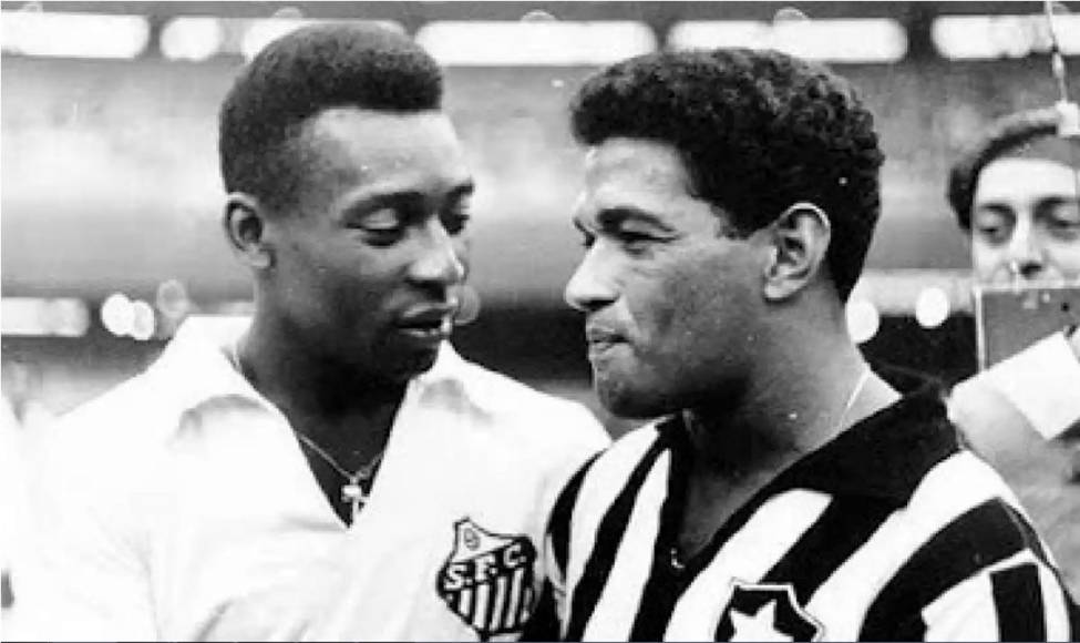 Histórica imagen de Pelé con su amigo Garrincha en un Santos-Botafogo. Los dos formaron un gran ataque con Brasil, campeones ambos en los Mundiales de 1958 y 1962.