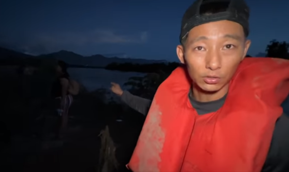 Shin ha sido parte de un equipo para rescatar familias que han quedado atrapadas en comunidades aledañas al Río Ulua. Incluso él y sus acompañantes quedaron en medio de la nada atrapados en un lancha en el río cuando fue a dejar alimentos a familias incomunicadas. 