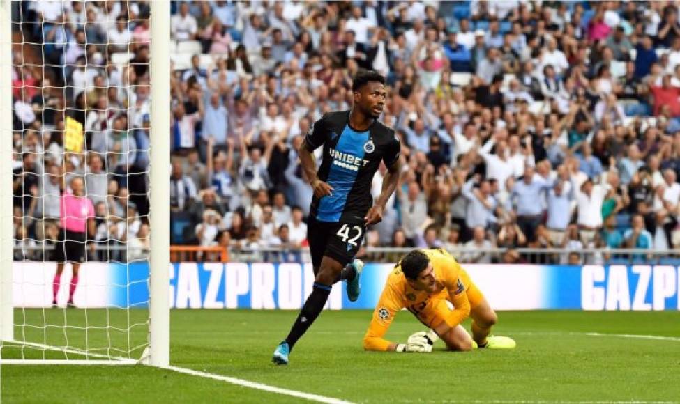 Emmanuel Bonaventure Dennis corre a celebrar su primer gol contra el Real Madrid. Thibaut Courtois se cayó y el delantero nigeriano marcó.
