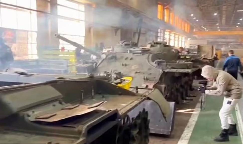 El Gobierno de Putin busca reutilizar estos tanques compensar las pérdidas masivas de blindados durante la contraofensiva ucraniana en el este de ese país, según el Instituto de Estudios de la Guerra (ISW).