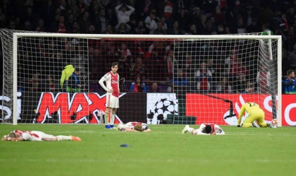 El Ajax fue eliminado en semifinales de Champions League a manos del Tottenham con gol al minuto 95 dee Lucas Moura. Los holandeses lo ganaban 2-0, pero sufrieron una dolorosa remontada y tras el final del juego el dolor en la plantilla era evidente. Fotos EFE y AFP.