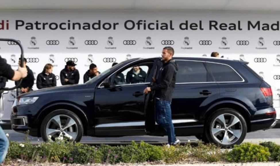 Theo Hernández - El lateral se llevó un Audi Q7 e-tron Sport 3.0 TDI quattro tiptronic color azul tinta con un valor de 88.500 euros.