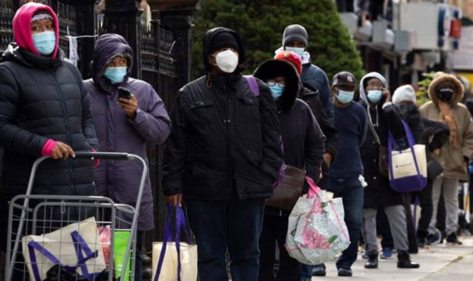 Pese a las bajas temperaturas por el invierno, miles de personas hicieron largas filas en las principales ciudades para recibir alimentos gratuitos para su cena de Acción de Gracias.