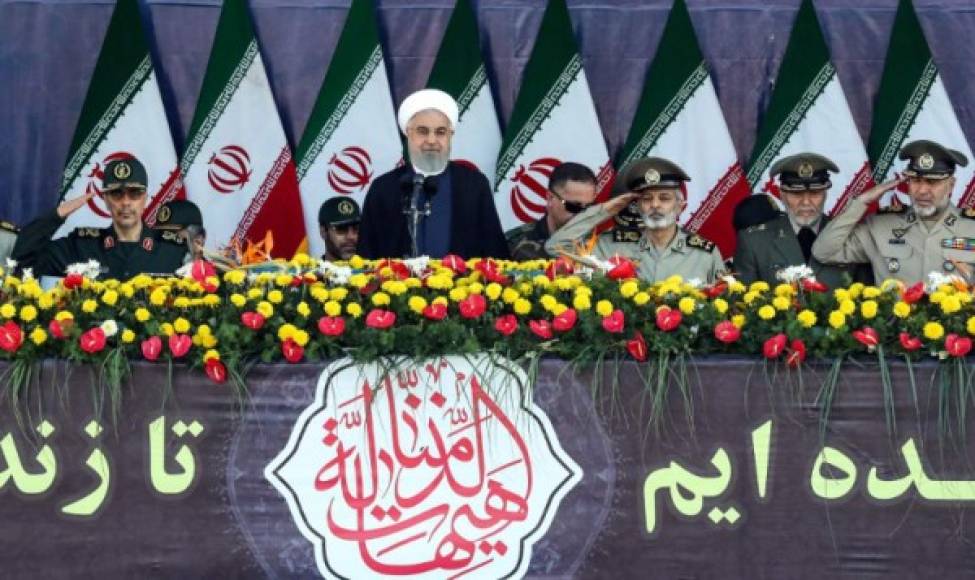 El presidente iraní Hasan Rohani estuvo presente en el desfile que conmemora el aniversario del estallido de su devastadora guerra de 1980-1988 contra Saddam Irak de Hussein.