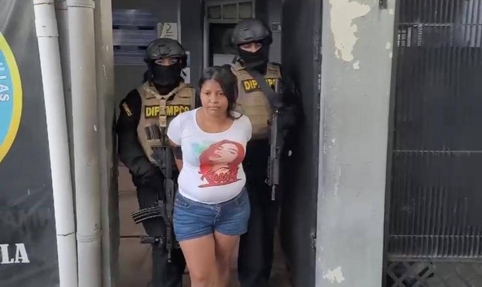 La sospechosa fue remitida ante el Ministerio Público por suponerla responsable del delito de tráfico de drogas en perjuicio de la salud pública.