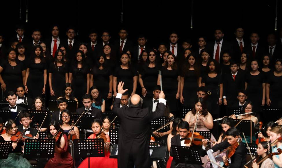 La Escuela de Música Victoriano López celebró su 78 aniversario con un colosal concierto realizado en el Teatro José Francisco Saybe de San Pedro Sula. El mismo se hizo como homenaje a la Asociación Cuerpo Consular Sampedrano (ACCS), quienes aportan para el beneficio de este tipo de educación musical. Vale destacar que en la segunda parte del programa, los jóvenes músicos fueron acompañados por el Coro USAP, Coro Osovi y el Coro Infantil de SPS, un junte que terminó siendo ovacionado efusivamente por los asistentes. 