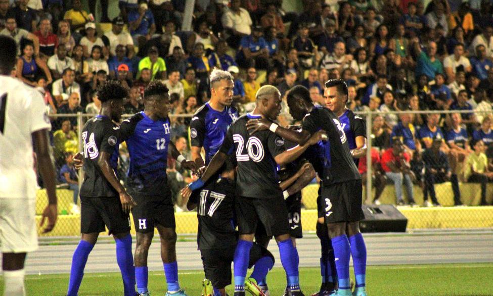Jugadores de Honduras celebrando el gol marcado por José Mario Pinto.